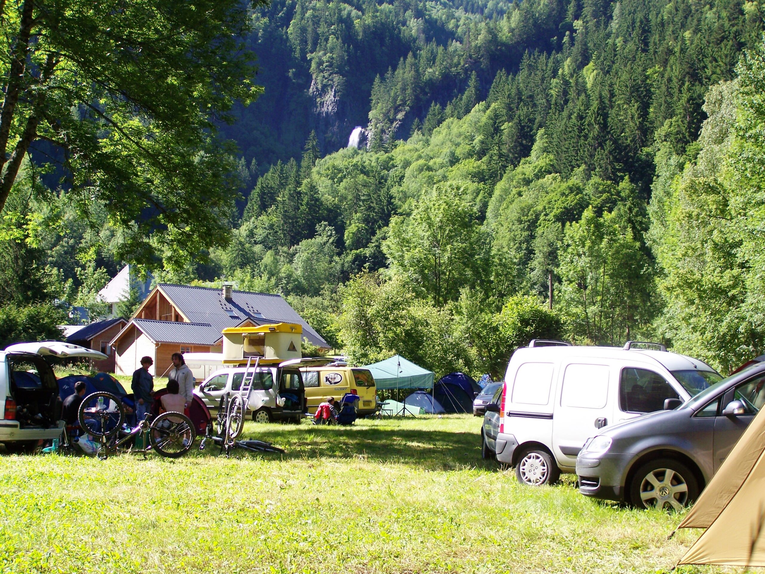 vue du camping de la cascade de Venosc avec la cascade en fond