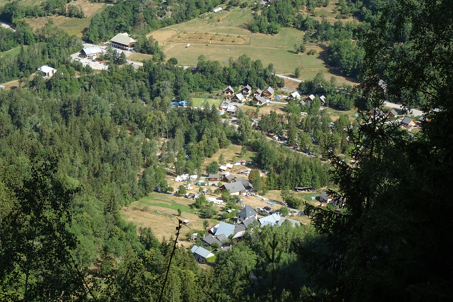Vue du Camping de la cascade de Venosc depuis le tour du Cerisier