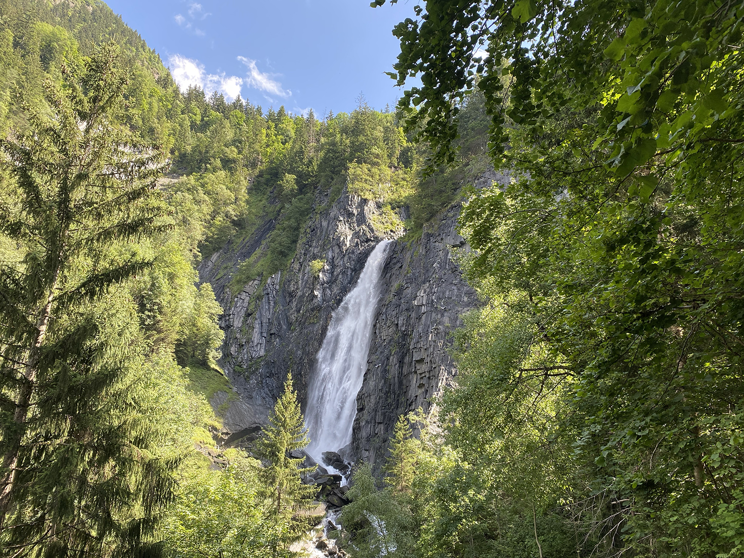 la cascade, proche du Camping de la Cascade. Accès avec bonnes chaussures