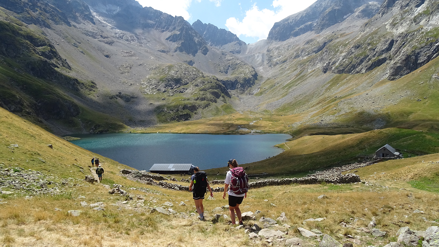 descente vers le lac de la Muzelle au coeur du Parc National des Ecrins. Camping interdit