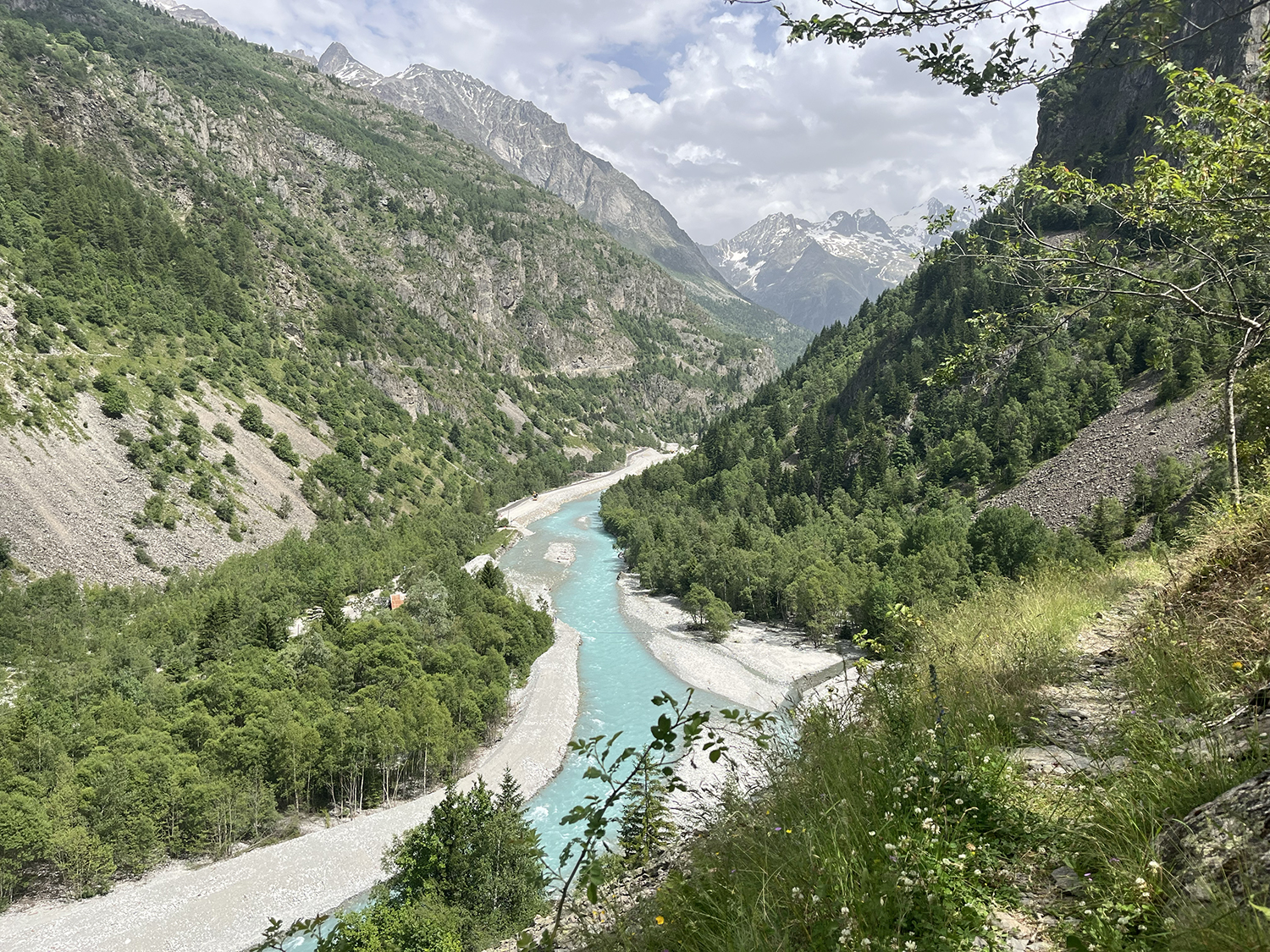 torrent du Vénénon vu du sentier menant à Lanchatra