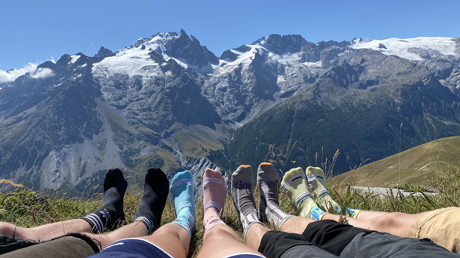 pause chaussettes face à la Meije après la randonnée
